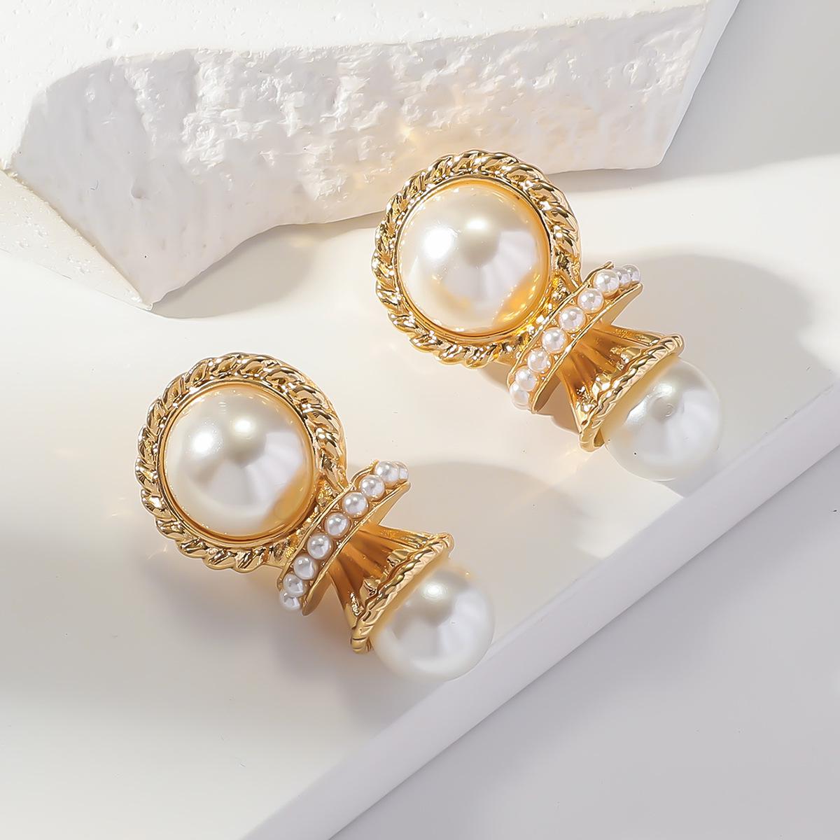 Shi Family Pearl Earrings - Elegant and Fashionable Light Luxury for Women