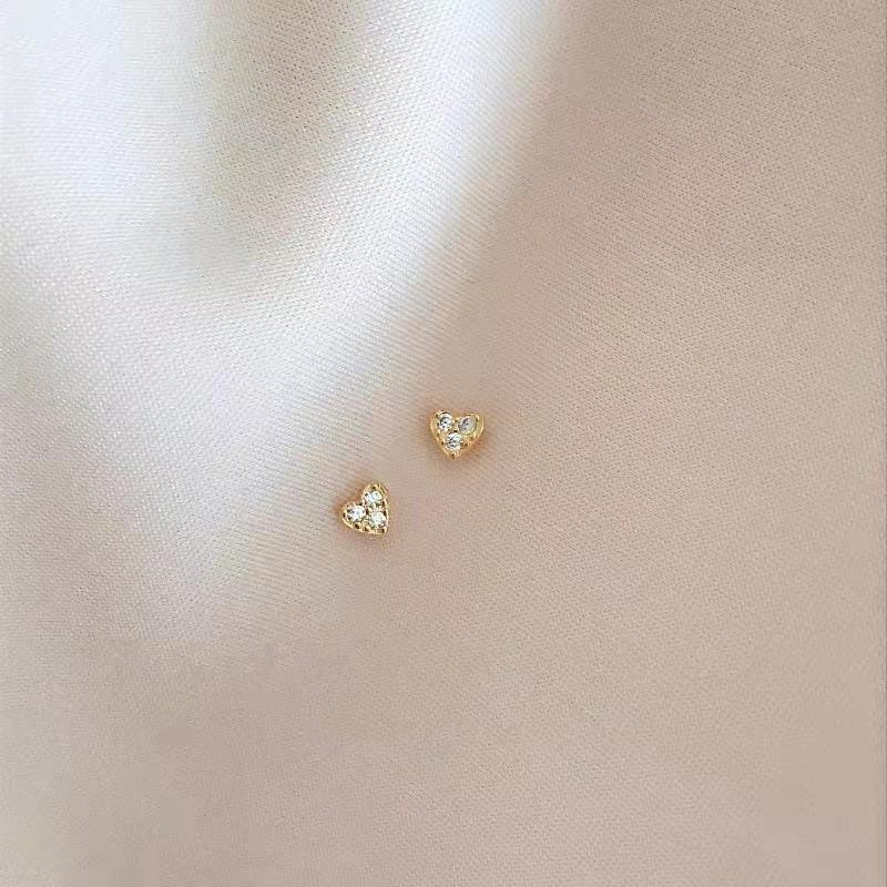 Cercei eleganți tip stud în formă de inimă pentru femei: La modă, High-End, Design Nișă 2023.