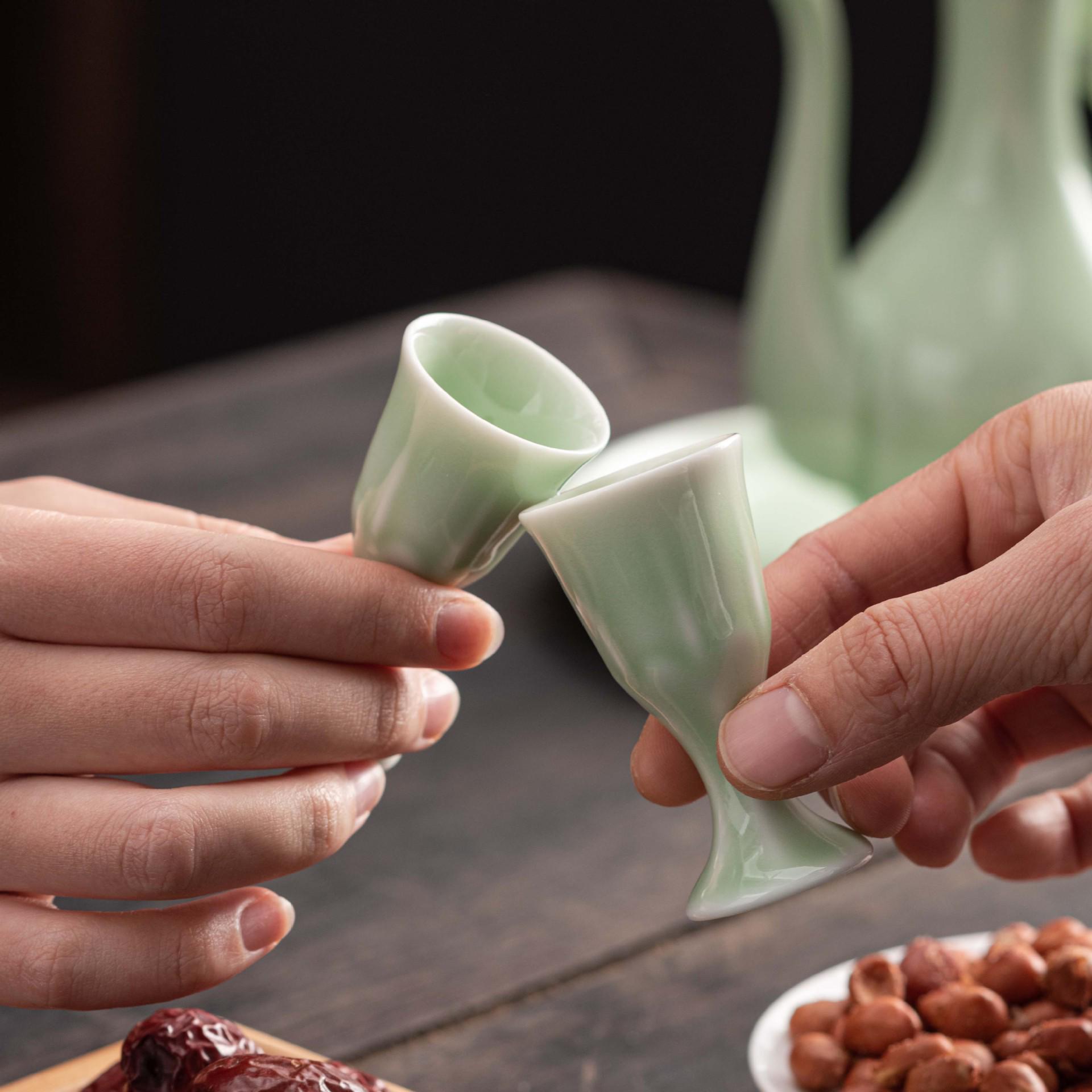 Chinese Retro Ceramic Wine Decanter & 10ml Glass – Antique Style Sake Pot with Mini Baijiu Cup 250ml