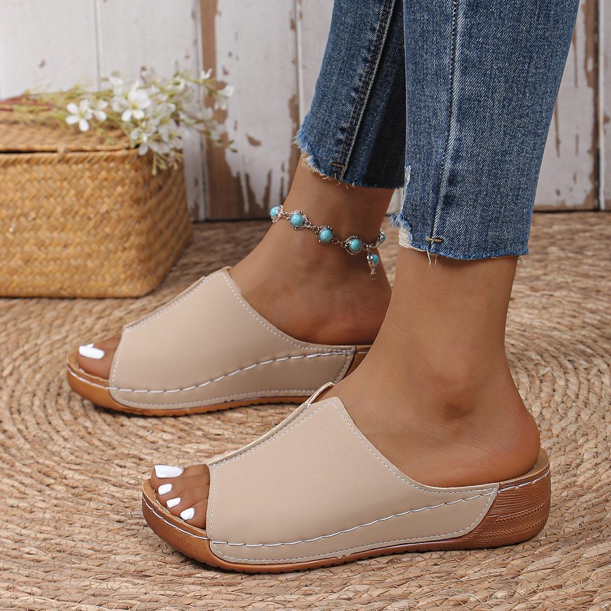 Женские босоножки на танкетке 2024 года — фото 7