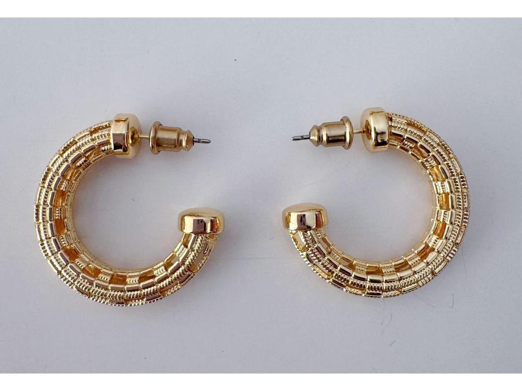 Classic Niche Hoop Earrings: Versatile, Fashion-Forward Hollow Studs with Simple Design and Textured Style