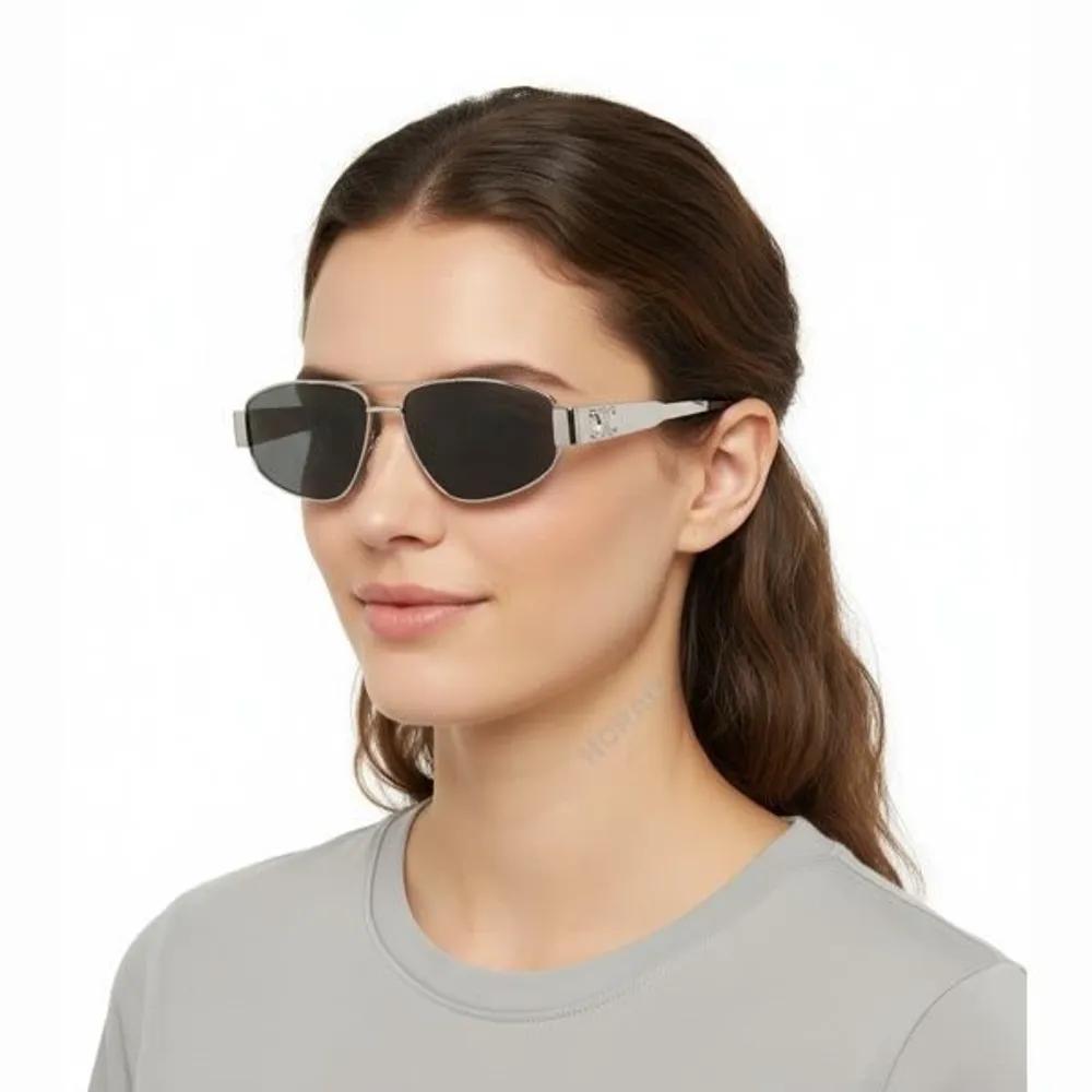 

Celine TRIOMPHE 03 SUNGLASSES IN METAL (4S281CMLB 36SM) (Triomphe Sunglasses) SILVER / SMOKE