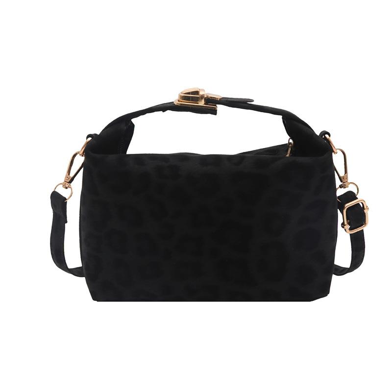 

Niche design bag women s fashion new slanted shoulder bag seasonal retro handbag versatile pillow bag чёрный