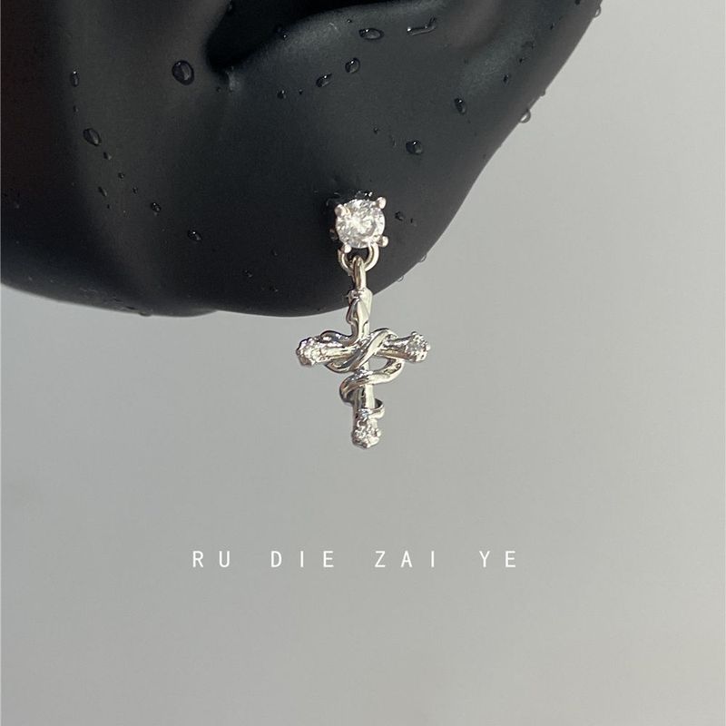 

Rudie in the Wild Dark Dracula Cross Titanium Steel Ear Bone Stud Winding Small Snake Gyaru Wind Ear Worm Stud Earrings Dracula Cross [Silver One]]