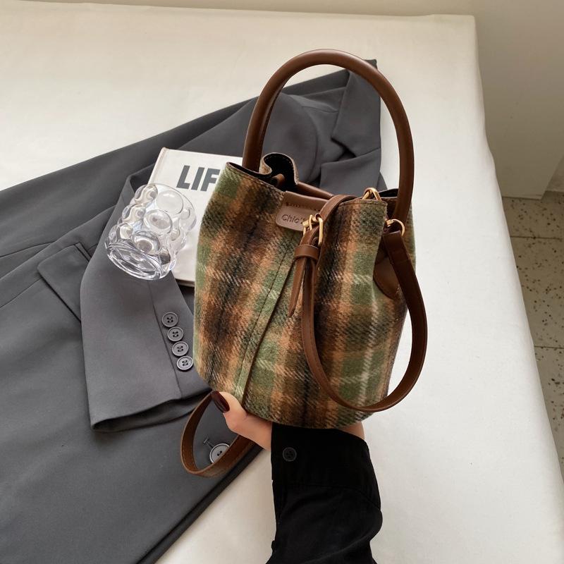 Retro niche hand-carried bucket bag women's autumn contrasting color fashion shoulder bag high-end textured messenger bag