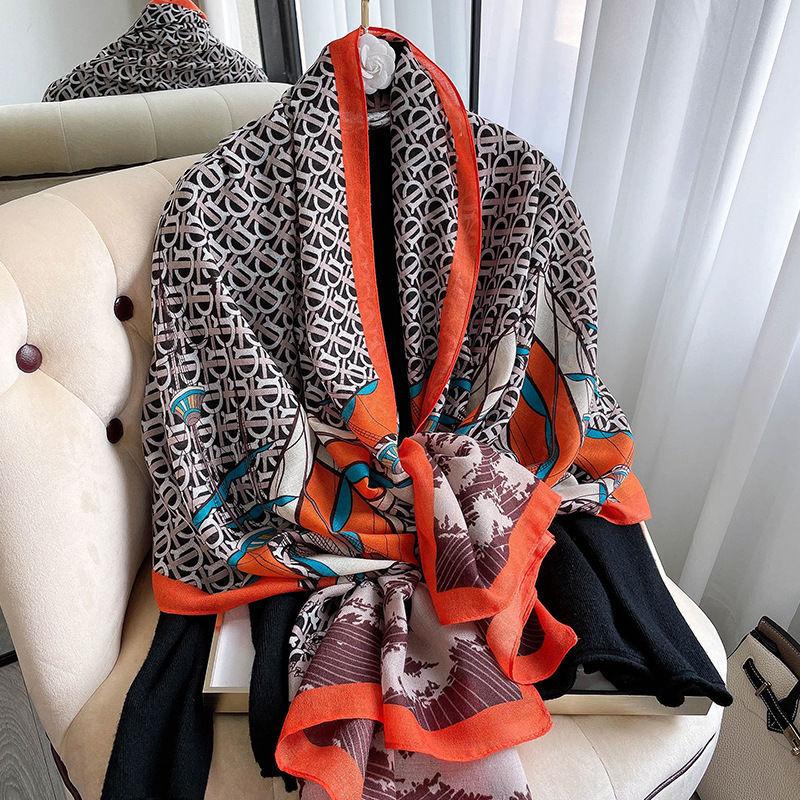 Luxury Brand Autumn and Winter Women New Style Fashion Color Matching Print Silk Scarf Lady Popular Headcloth Beach Shawl