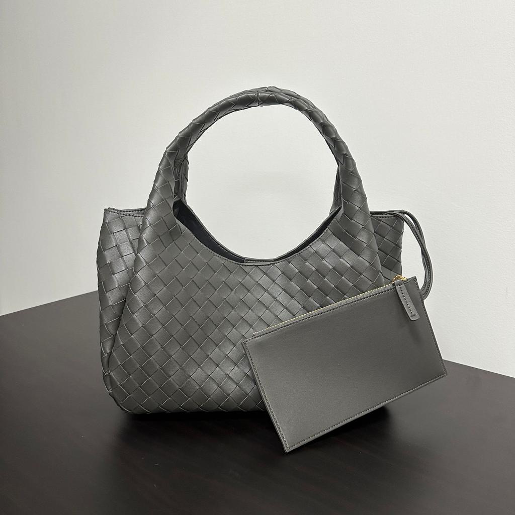 Hand-woven European and American Retro Texture Versatile Handbag Large Capacity Leisure Commuting Fashion Simple Tote Bag