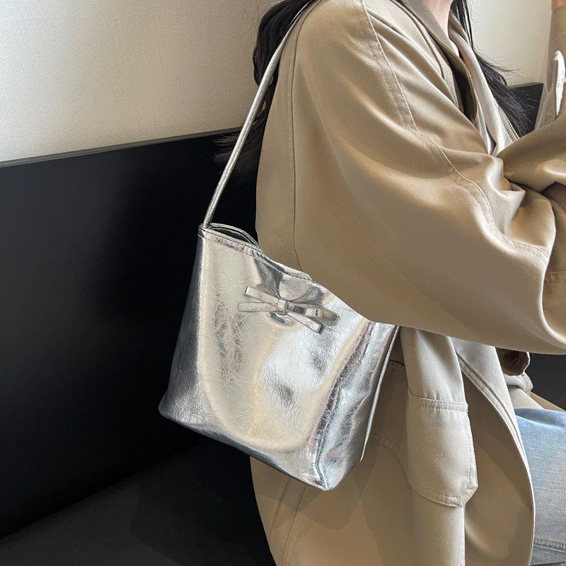 Spring and summer new casual commuter shoulder armpit bag simple and fashionable portable bucket bag
