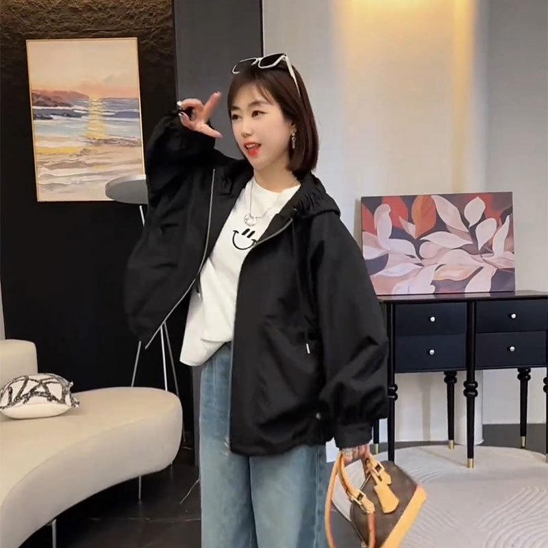 

2025 Корейский стиль Повседневная однотонная куртка-ветровка с капюшоном Женская Medium чёрный