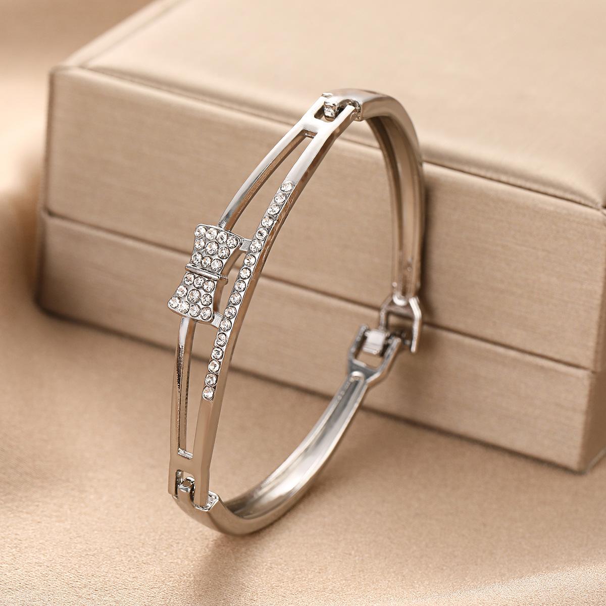 

Small fresh bow bracelet, temperament, versatile geometric bracelet, fashion European and American high-end sense bracelets