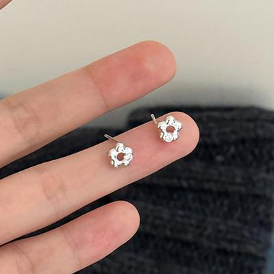 Small Flower Stud Earrings Women's Simple Korean Version Hollow Flower Earrings Temperament Earrings