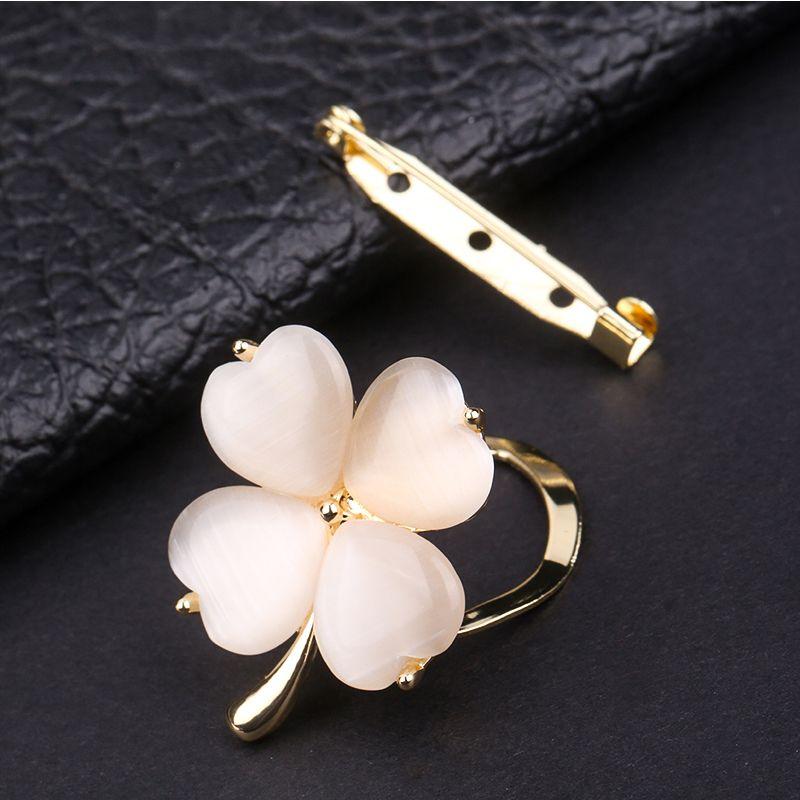 

Non Slip Hem Waist-Tight Clothes Corner Knot Buckle Multi-Functional High-Grade Silk Scarves Buckle Brooch Dual-Use All-Matching Ornament Women Four-leaf clover clip (skirt buckle/scarf buckle)