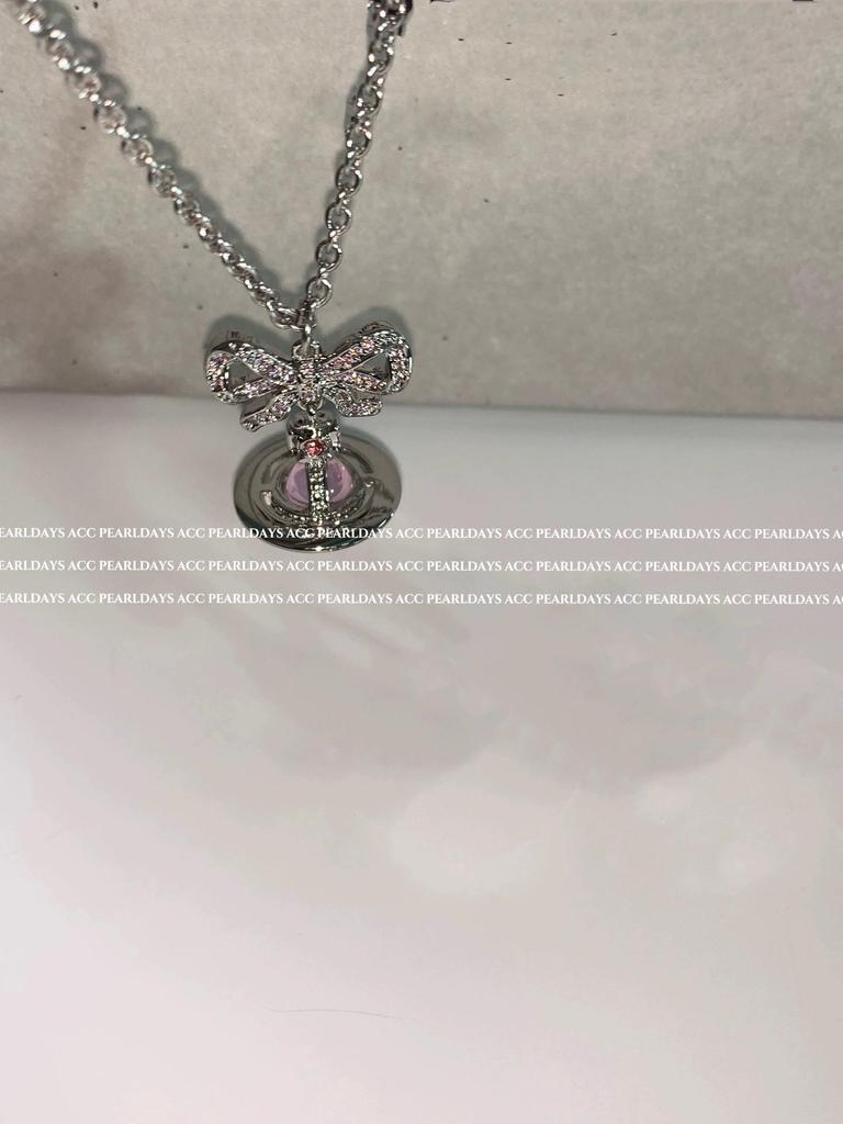 Náušnice s růžovým zirkonem ve tvaru mašle a planety se stříbrným pozadím a náhrdelník císařovny vdovy