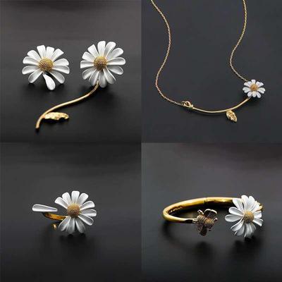 Elegant Daisy Earrings & Necklace Set: Trendy, Simple, All-Match Design for Women.