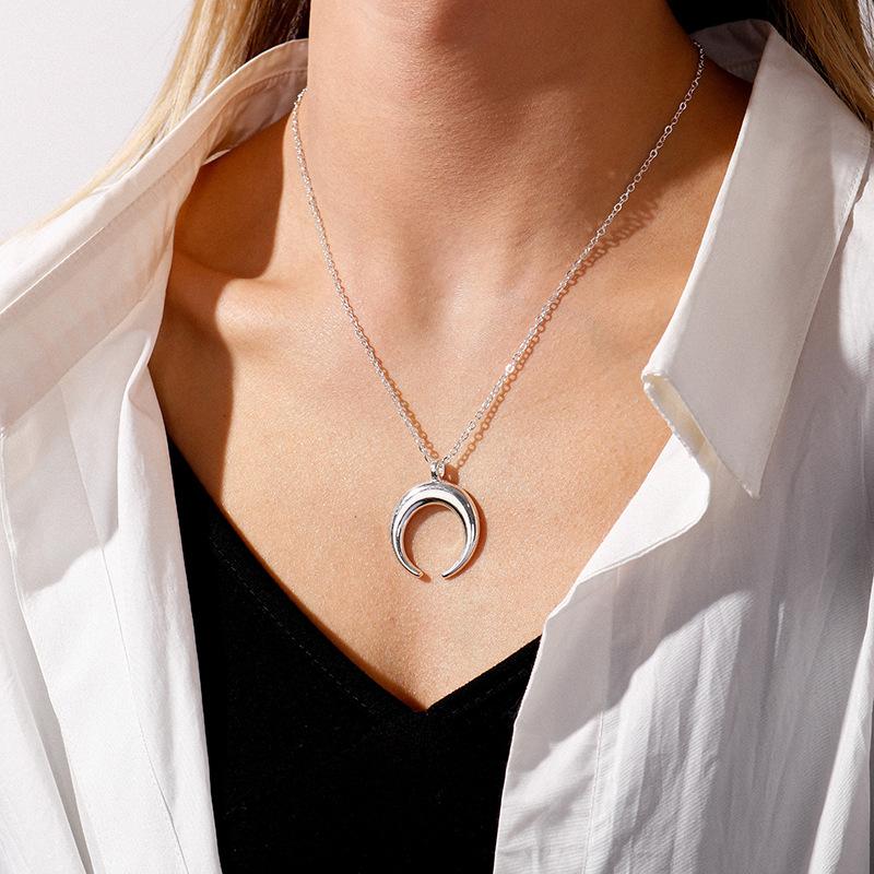 Modny temperament krótki łańcuszek na obojczyk spersonalizowany naszyjnik z wisiorkiem w kształcie półksiężyca