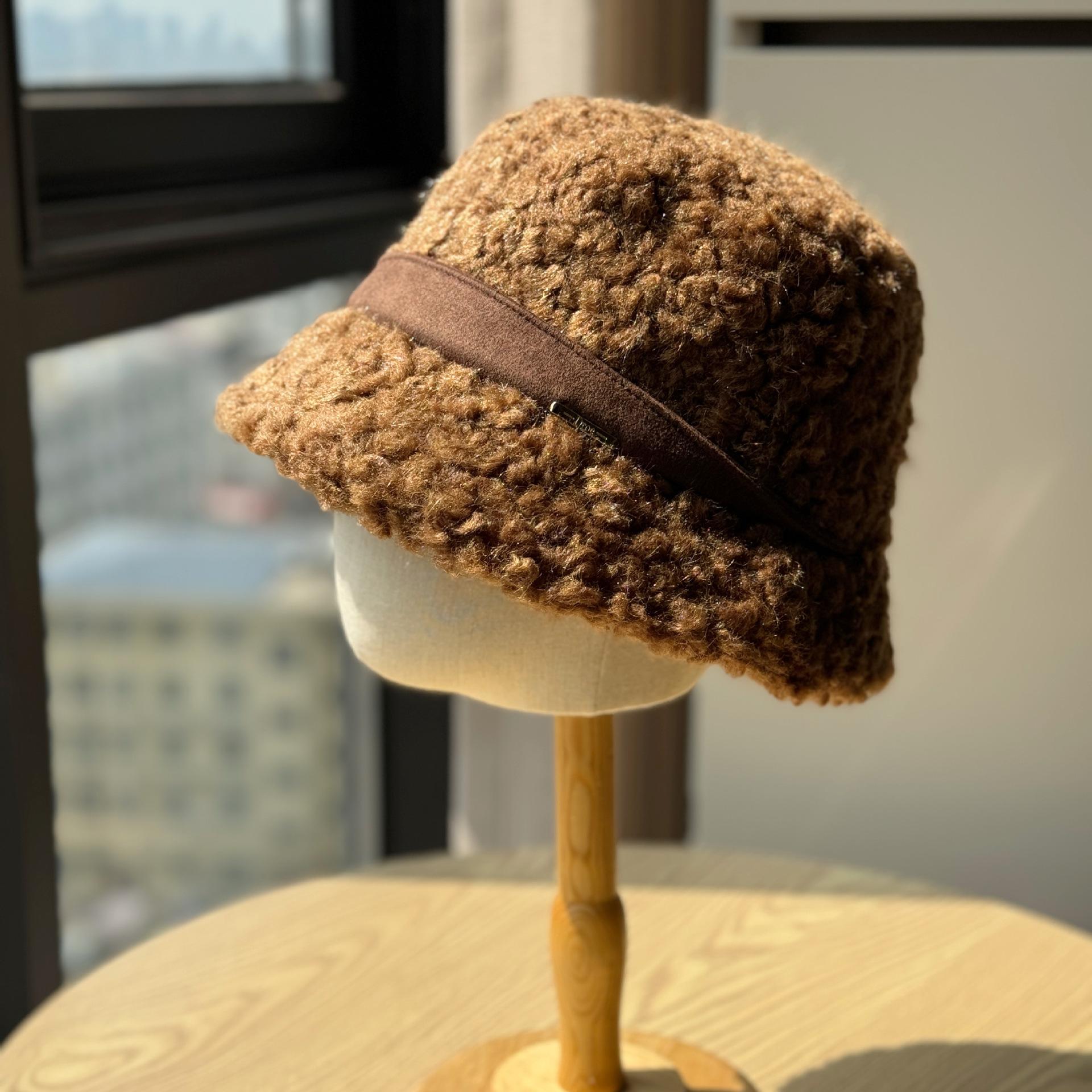 

Новая шляпа Женская зимняя теплая шляпа рыбака из овечьей шерсти, подчеркивающая лицо, маленькая, в стиле ретро, нишевая плюшевая бархатная шляпа-ведро, тренд Adjustable