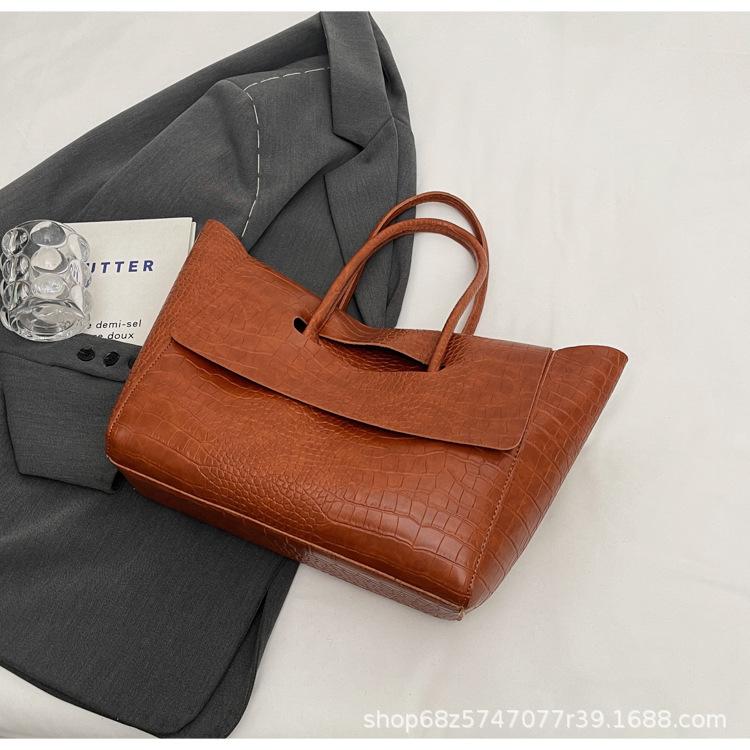 

2025 new fashionable light luxury large-capacity tote bag is versatile for class commuting, simple and casual, trendy portable commuter bag коричневый