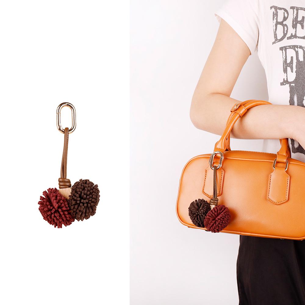 Portachiavi e Ciondolo per Borsa con Nappa a Forma di Palla di Bacca di Bayberry in Stile Zhang Yuanying