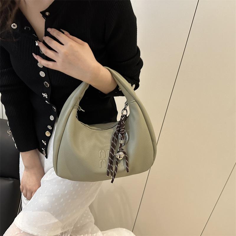 Stylish and simple portable crescent bag, new spring and summer chain shoulder bag, high texture and beautiful messenger bag.