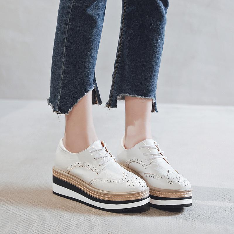 

2025 Новая блочная платформа Туфли-маффины Наклонный каблук Одинарные туфли Женские Увеличение роста Повседневный Британский стиль HZB 34 белый