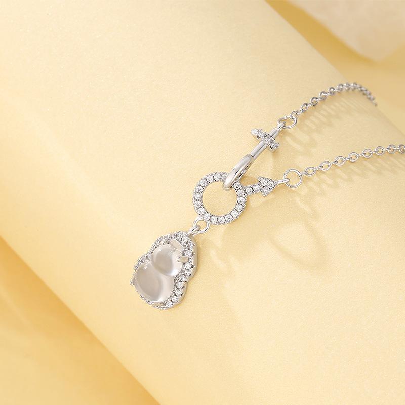 Vintage Gourd Pendant Necklace Interlocking Zircon Imitation Chalcedony Choker Light Luxury Minimalist Advanced Women Jewelry