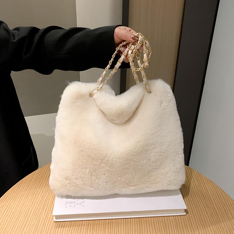 Kvinnor Fluffig Crossbody-väska Mjuk Plysch Satchel-väska Fauxpäls med Hänge Stor Kapacitet Kvinnlig Mode Resväska