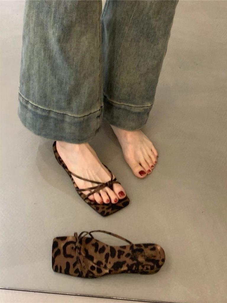 French Evening Slippers Outside Women's Shoes 2025 Summer Retro Thin Strap Toe Beach Leopard Print Slope Heel Sandals