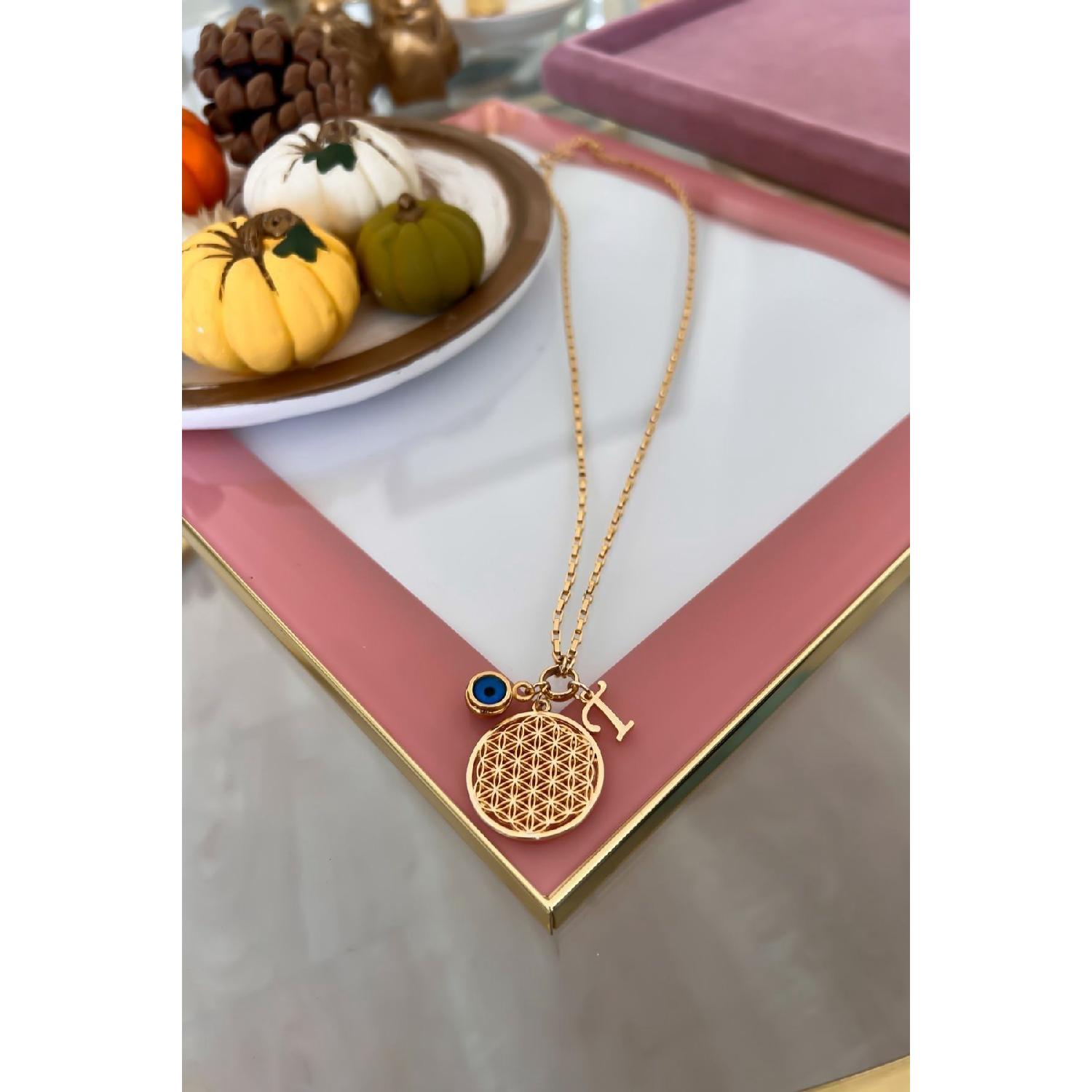 

Персонализированное колье «Цветок жизни» с буквой Т и подвеской от сглаза