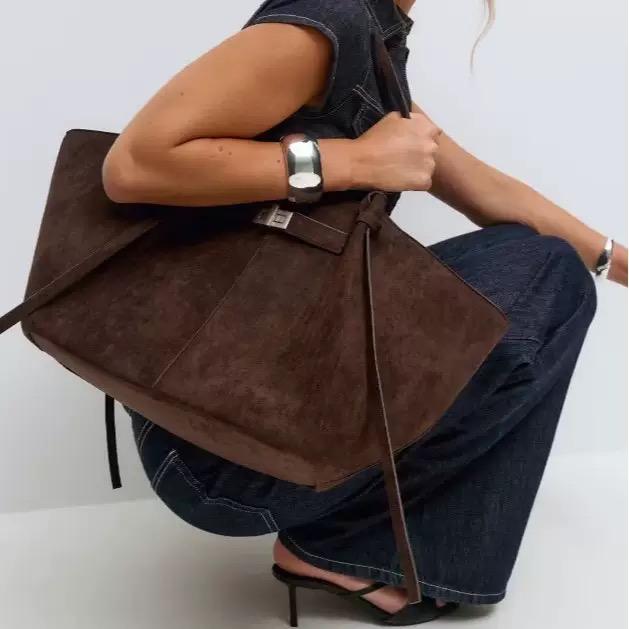 Fashion Large Capacity Trapeze Women Shoulder Bags Designer Metal Lock Handbags High-Quality Pu Leather Big Tote Commute Bag