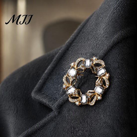 Elegant Shirt Pin Women Rhinestone Hollow Wreath Brooch, Dainty Decorative Badge Sturdy Metal Brooch Pin, Sweater Cardigan Coat Dress Jewelry