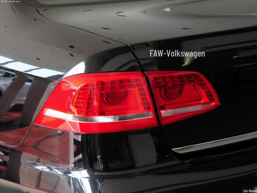 Compatible with 12-15 Volkswagen Magotan Models: Rear Taillight Turn Signal and Cover Assembly.