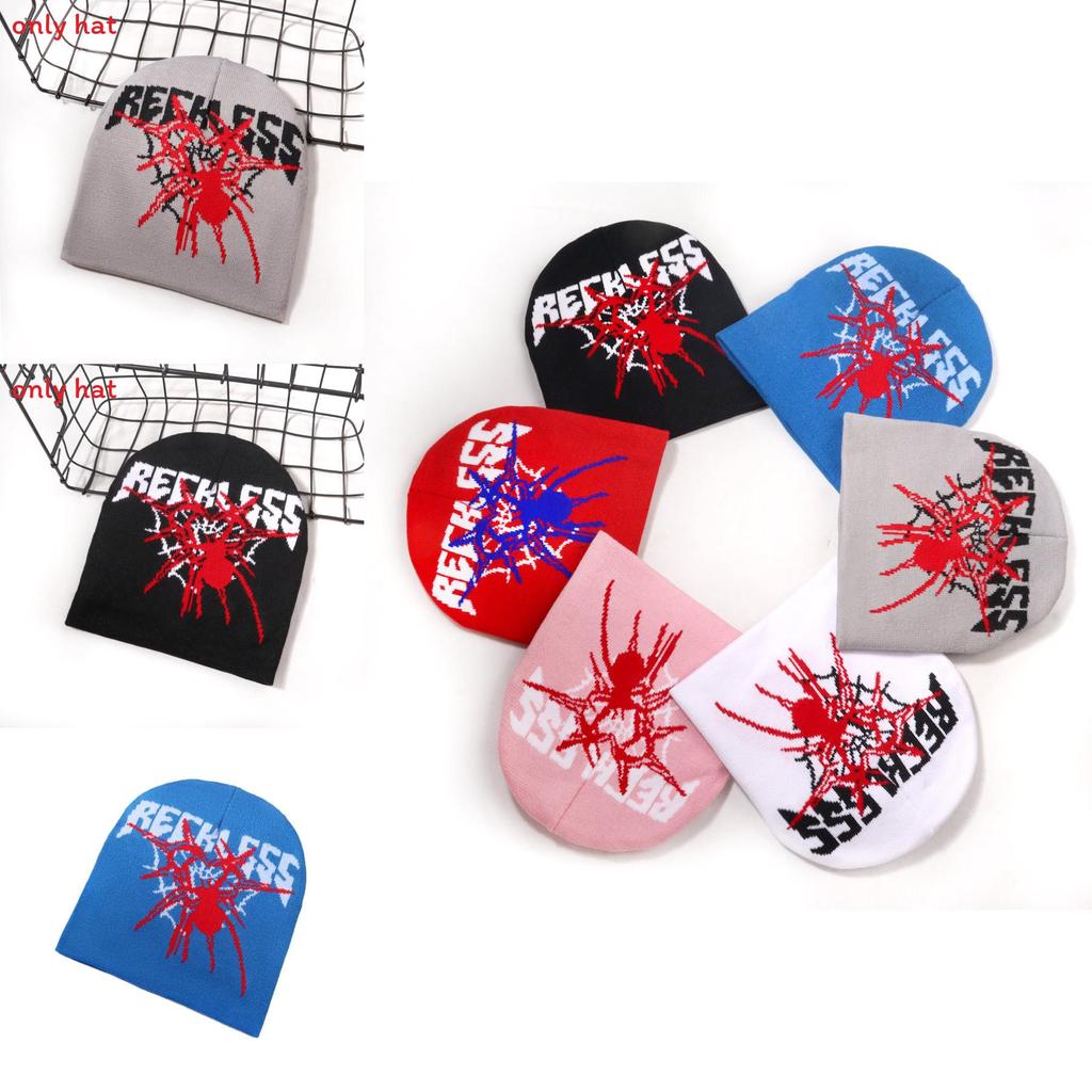 Modische Spinnen- und Buchstabenmuster in lässigen warmen Strickmützen für Unisex