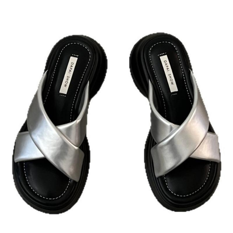 Thick-soled slippers for women's summer wear, new summer muffins to increase the height and cool slippers, small sandals and sandals.