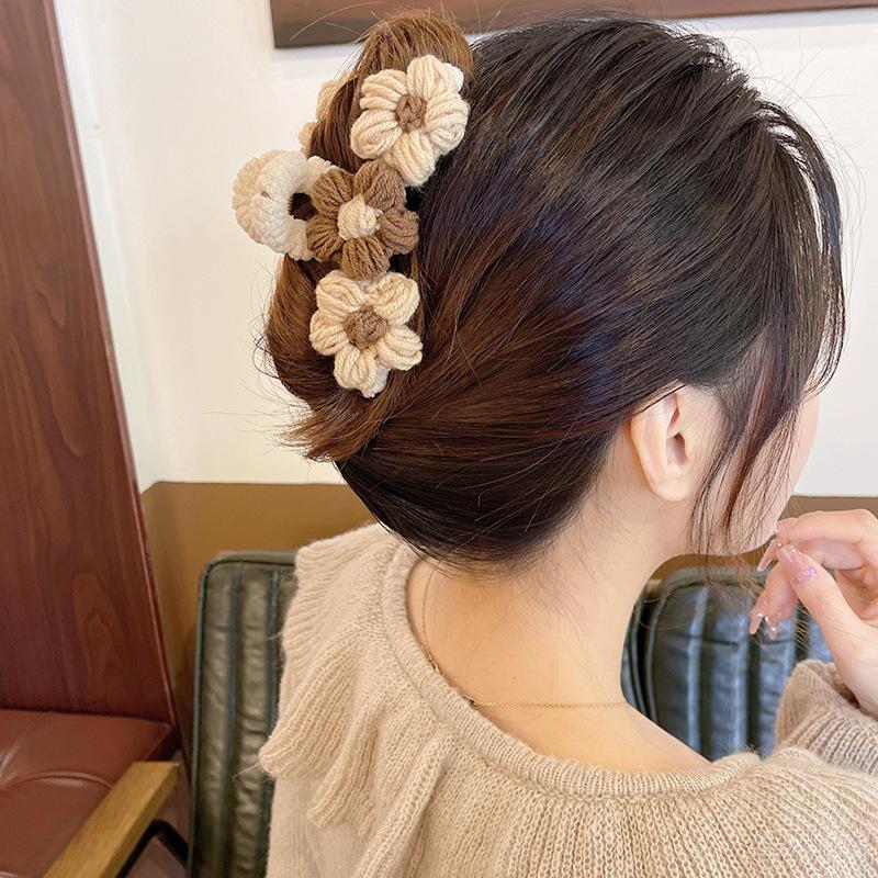 1pc New Autumn and Winter Knitting Flower Yarn Gripper Clip Autumn and Winter Women's Plush Shark Clip Hair Clip Hair Accessory