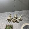 Retro francuski żelazny świecznik-żyrandol z różami do przedpokoju, salonu, restauracji lub kawiarni