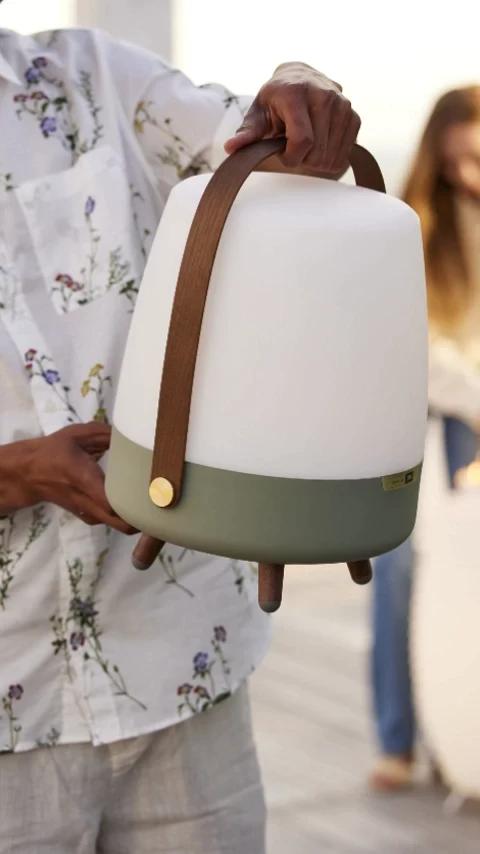 Kooduu – Lite-up Play 2.0 LED-Lampe mit integriertem Bluetooth-Lautsprecher (Sound von JBL), Olive, Kooduu