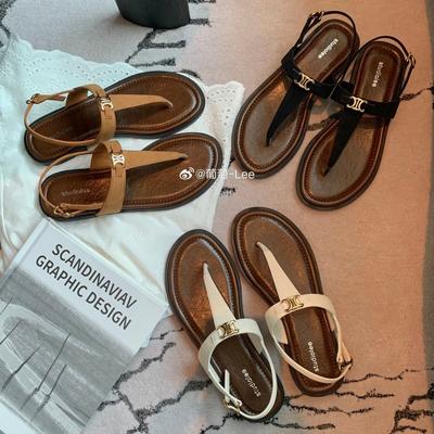 Version peau de mouton~ Mère raisin, la même ceinture en T, style vacances, boucle métallique polyvalente, clip de pied, semelle souple, pantoufles cool à chevrons, wom