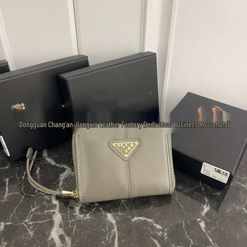 Portfel damski inspirowany Pradą 2025: Modny, uniwersalny design z wieloma gniazdami na karty i miejscem na dokumenty.