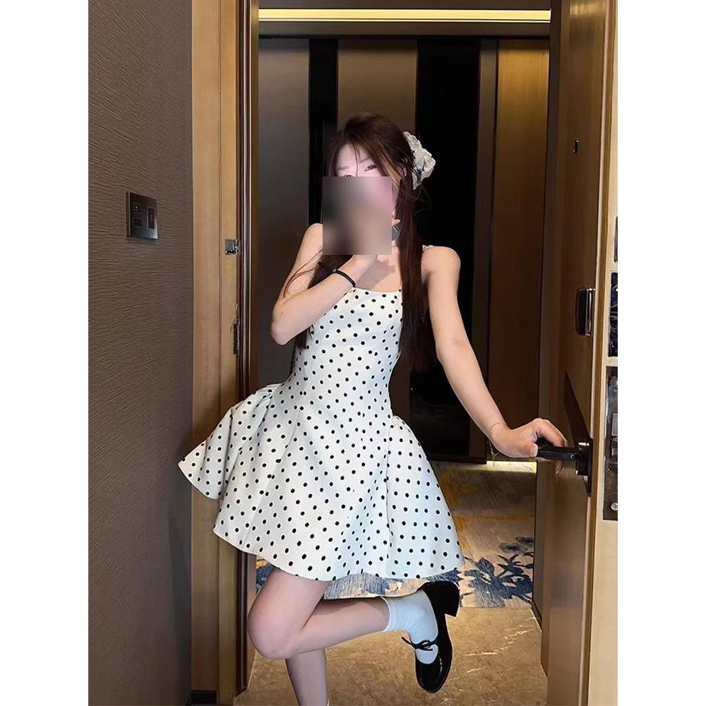 Premium süßes und würziges rückenfreies Polka-Dot-Trägerkleid Damen Sommer Explosion Spice Girl Träger Taille bauschiger kurzer Rock Tide