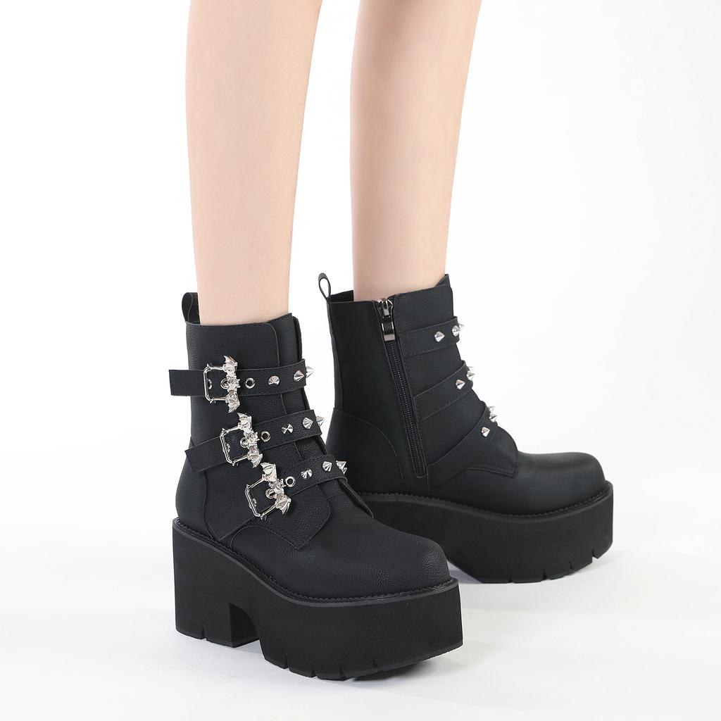 Gdgydh Rivetti sexy Stivali Demoia neri Stivali da donna con decorazione in metallo Piattaforma Tacchi gotici con fibbia a pipistrello Stivaletti da donna Taglie forti