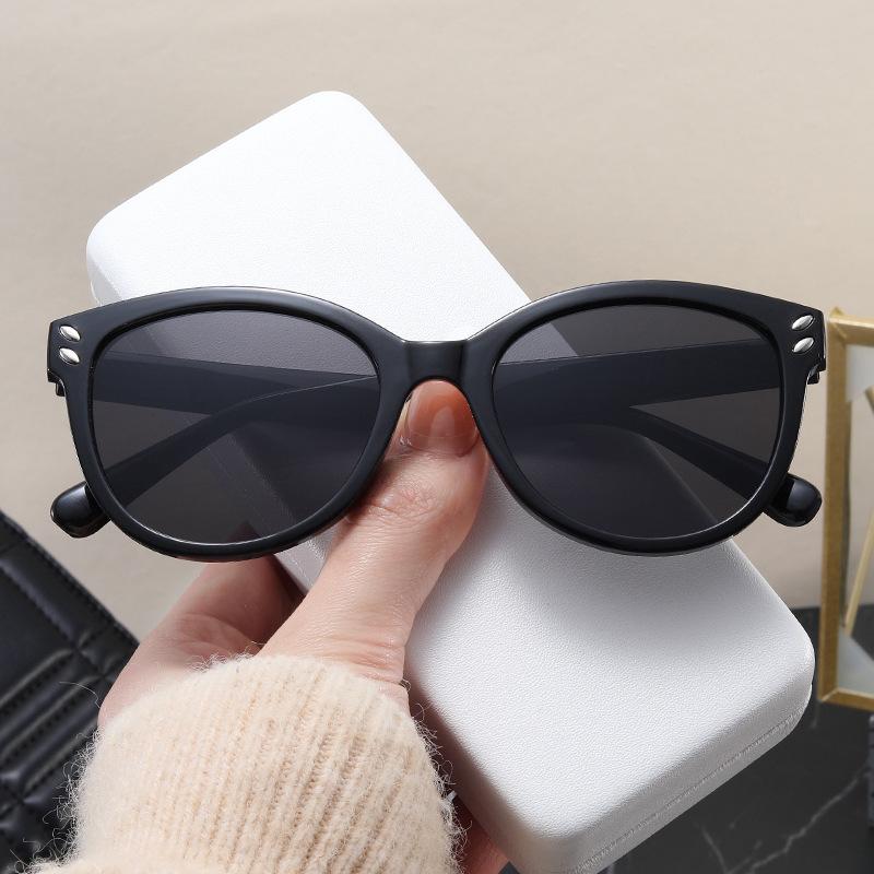 Korean Style Sunglasses Men Rivets Decoration Anti-glare Sunglasses for Men Vintage Retro Style Women's Sun Glasses