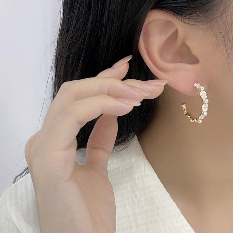 French Romantic White Camellia Pearl Earrings C-shaped Flower Earrings  Light Luxury and Niche Feel