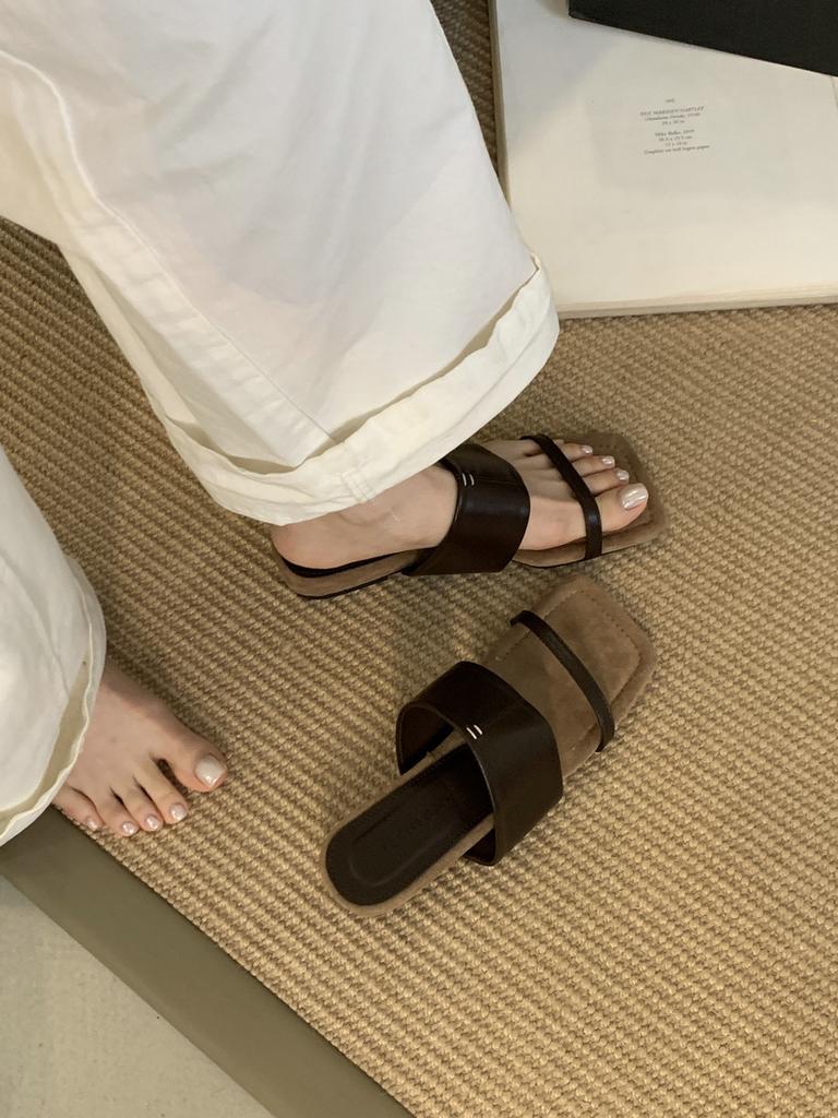 2025 summer new French thick-soled one-word square head slippers slope heel slippers beach outer slippers