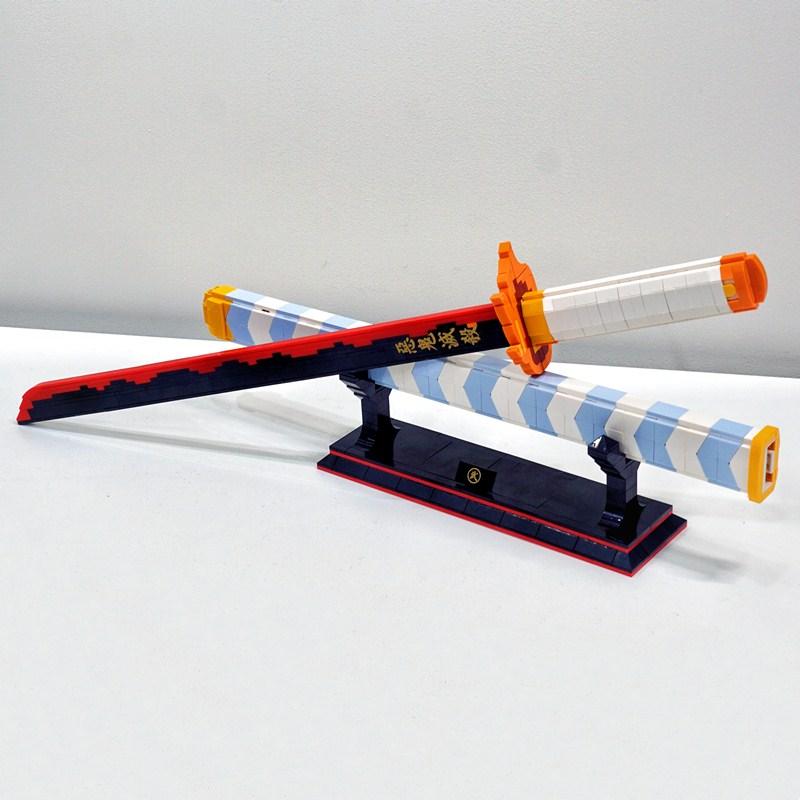 790PCS Demon Slayer Rengoku Kyoujurou Sword Anime Ninja Building Blocks Knife Weapon Toy Katana Model Assemble Bricks Kids Gifts
