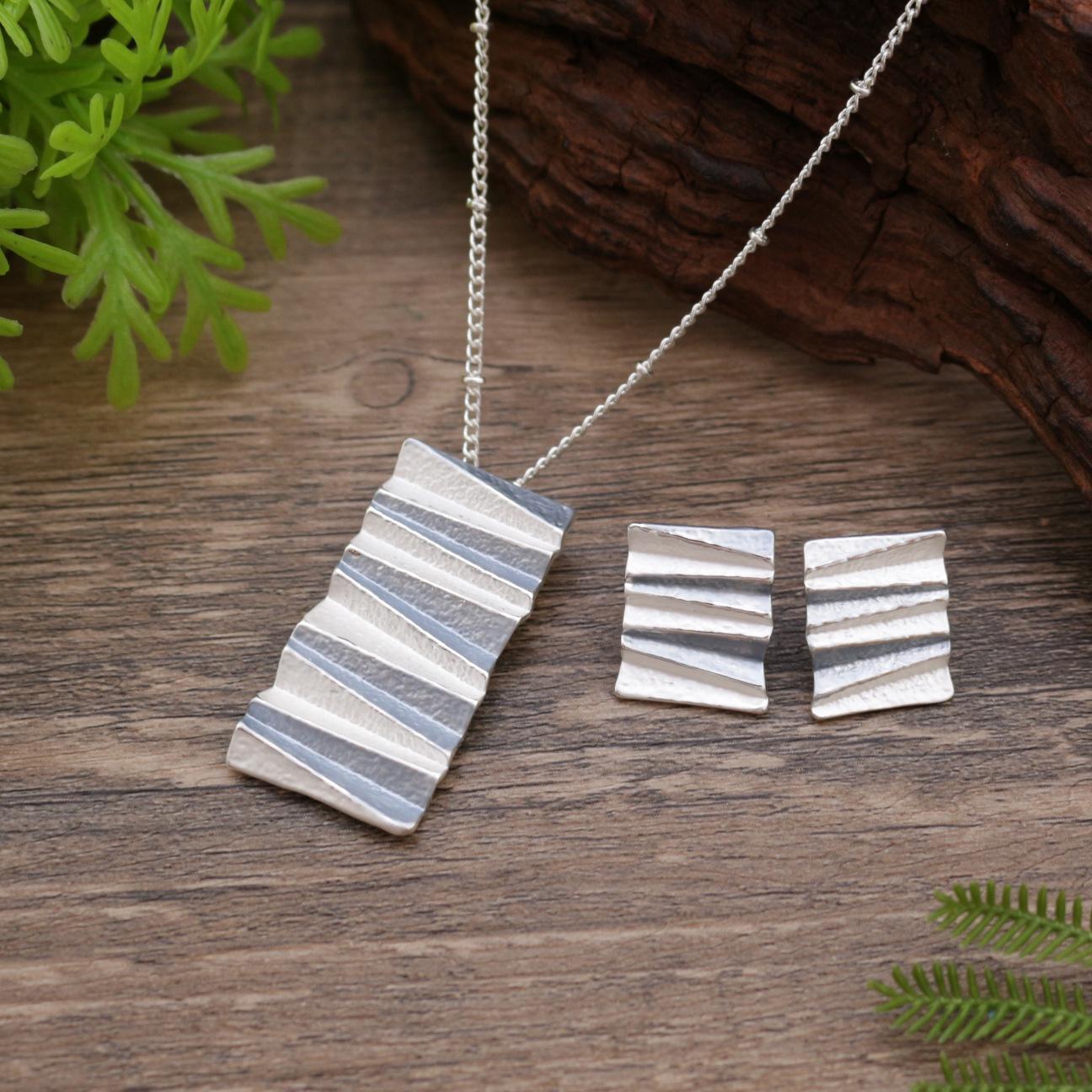 

Новый набор эмалевых складных квадратных геометрических серег-гвоздиков и подвески, женское преувеличенное неправильное ожерелье.