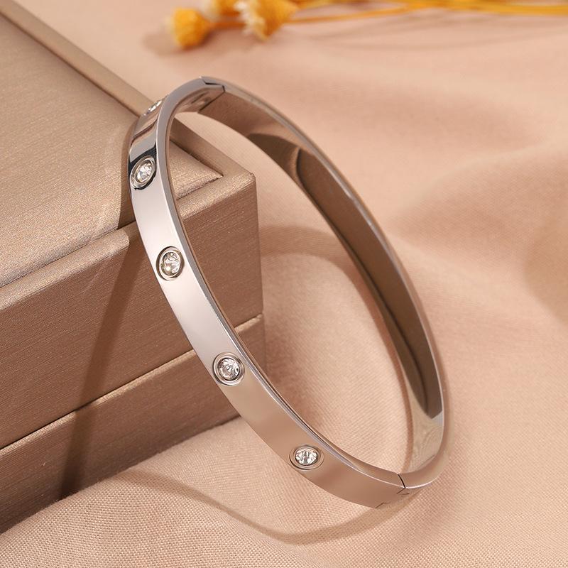 Hot-selling titanium steel bracelet, girls' high-end sense of fashion, popular light luxury in Europe and the United States, Gypsy star love diamond