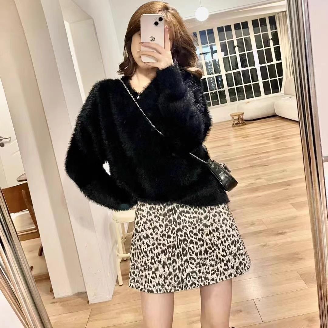 

French gentle lazy wind soft waxy solid color top coat autumn and winter new temperament imitation mink V-neck knitted sweater Average size 57-44 чорний