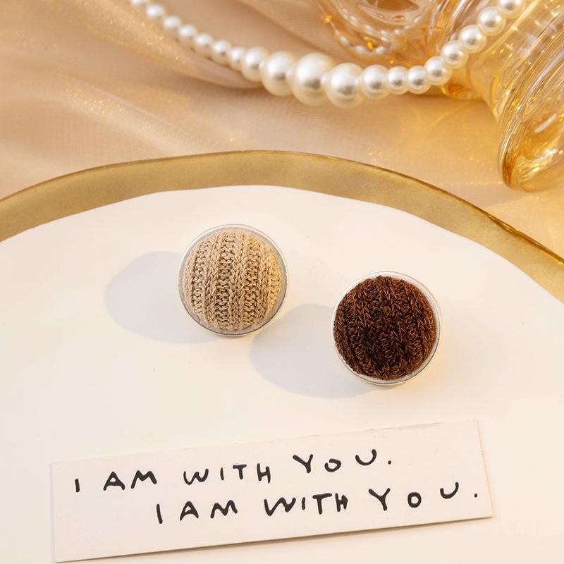 Autumn And Winter Maillard Knitted Wool Square Stud Earrings, Asymmetrical Design, Contrasting Geometric Round Earrings