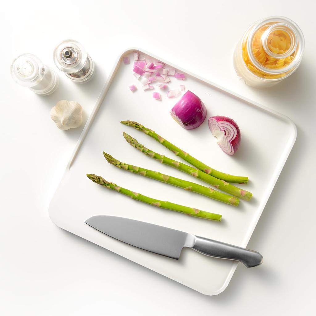 Oaks Leye Cutting Board with Rim, Made in Japan, Dishwasher Safe, W32.5 x D32.5cm, Includes Cutting Board Sheet, LES3207
