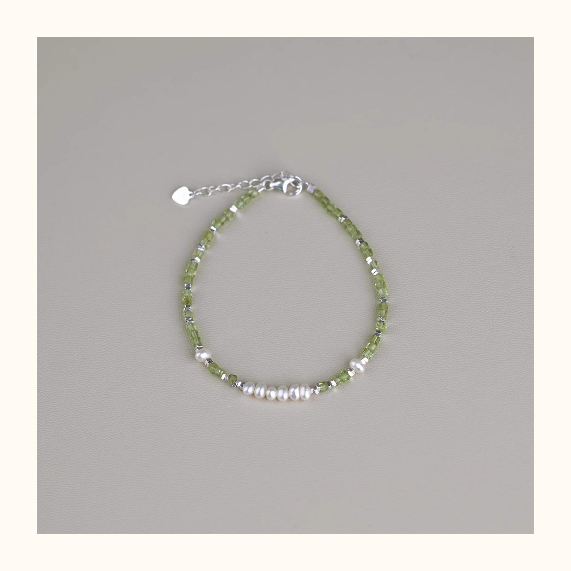 

Уникальное женское ожерелье на ключицу из пресноводного жемчуга и зеленого перидота